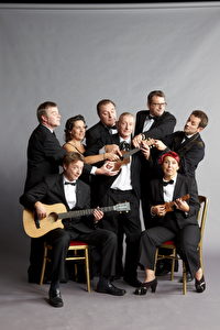 The Ukulele Orchestra of Great Britain: (v.l.n.r.) Richie Williams, Jonty Bankes, Hester Goodman, George Hinchliffe, David Suich, Peter Brooke Turner, Kitty Lux und Will Grove-White.