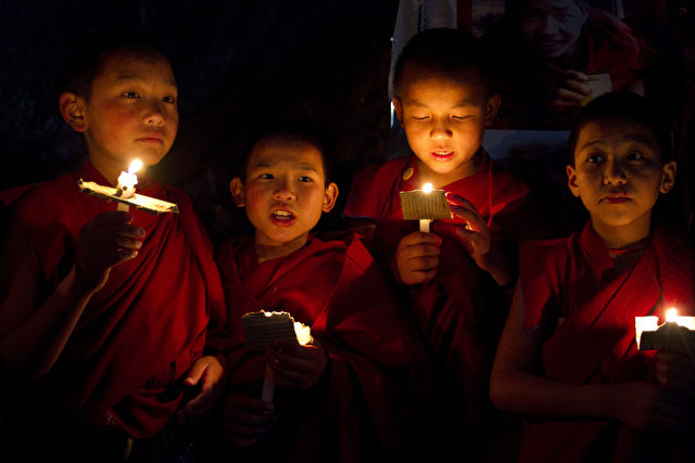 Tibetische Novizen vom Kloster Kirti in Indien protestieren gegen die Gewalt der chinesischen Poliziei in Tibet.