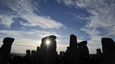 Neuer Hinweis auf Sonnenanbetung vor Stonehenge