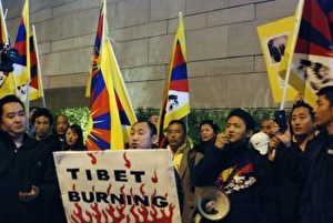 Tibeter protestieren bei Xi Jinpings Besuch gegen die schlechte Behandlung ihrer Landsleute durch das chinesische Regime.