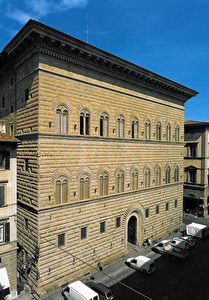 Der berühmte Palazzo Strozzi in Florenz. Der Pallazzo selbst ist ein Beispiel dafür, wohin das Geld der Adeligen zur damaligen Zeit floss.