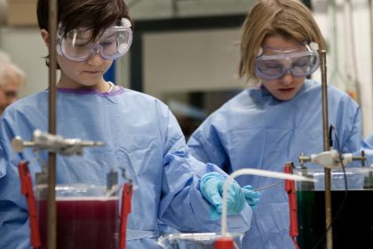 Kinder-Wissenschaftler und Journalisten probieren aus und erproben