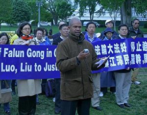 Keith Ware, Praktizierender aus Washington, D.C., übergab erfolgreich die Anklageschriften an Bo Xilai, 2004, als er Washington besuchte.