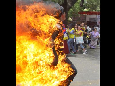 Tibetischer Aktivist Jampa Yeshi setzte sich vor Indienbesuch Hu Jintaos in Brand.