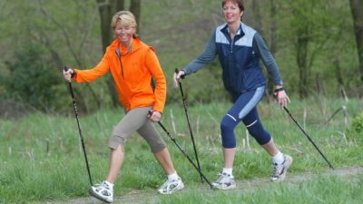 Walking: Laufen mit oder ohne Stöcken