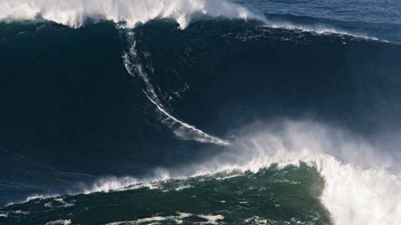 Surfer reitet höchste Welle aller Zeiten