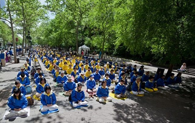 Wie in den 90er-Jahren in China: Falun Gong Meditation in großen Gruppen.