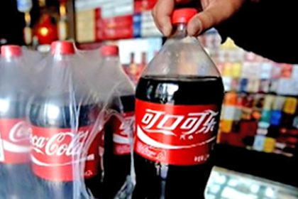 Polizei löscht Autobrand mit Cola und Apfelsaft
