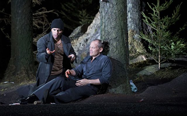 Erwin Schrott (Leporello) versorgt Christopher Maltman (Don Giovanni), der im Duell verletzt wurde.
