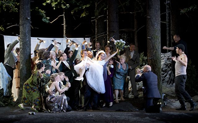 Chor der Staatsoper im Schillertheater, ein Höhepunkt des Don Giovanni in der Inszenierung von Claus Guth.