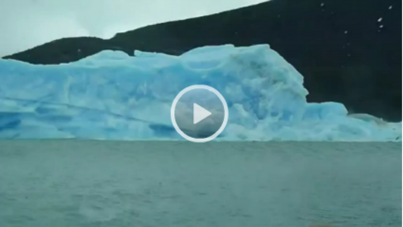 Spektakulär: Eisberg macht Eskimorolle