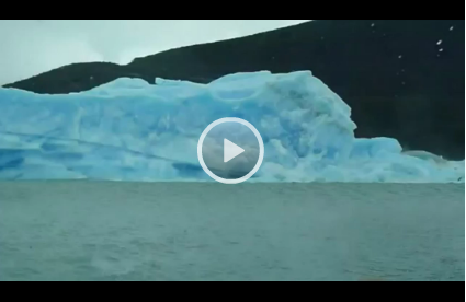 Spektakulär: Eisberg macht Eskimorolle