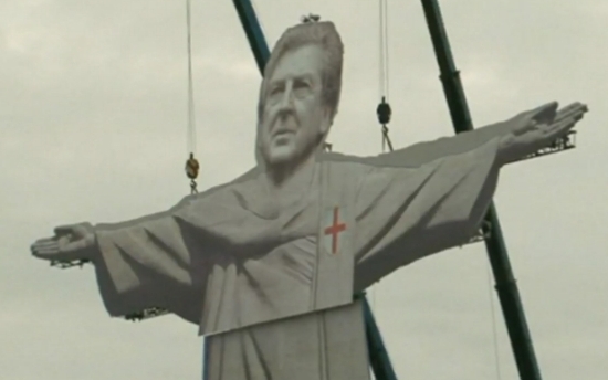 30 Meter hoch: Roy-Hodgson-Statue als Erlöser gegen Frankreich