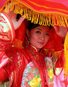 Die mandschurischen Frauen trugen locker fallende, farbenfroh bestickte Kleider.