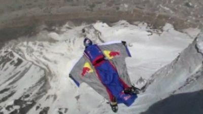 Mit 200 km/h in die Tiefe: Extremer Basejump am Berg