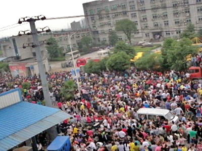 Tausende Wanderarbeiter stürmen ein Regierungsgebäude.