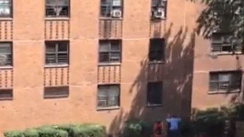 New York: Mann fängt aus 3. Stock fallendes Mädchen