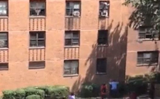 New York: Mann fängt aus 3. Stock fallendes Mädchen