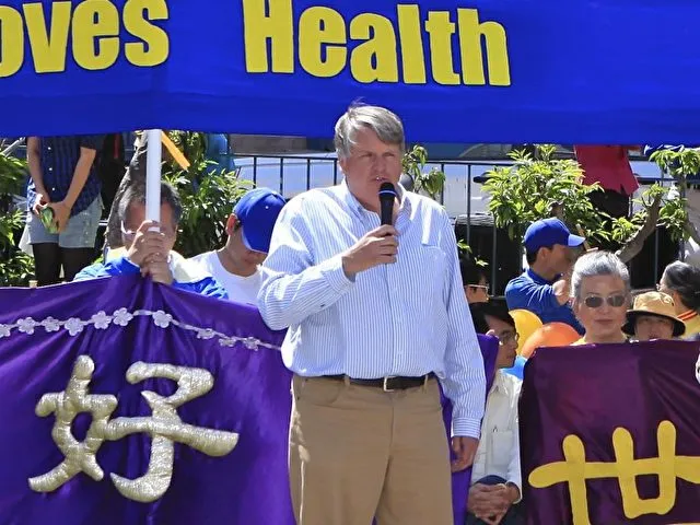 Am 5. Mai 2012 in Chinatown, San Francisco, spricht Chris Kitze über den Gewinn durch das Praktizieren von Falun Dafa .
