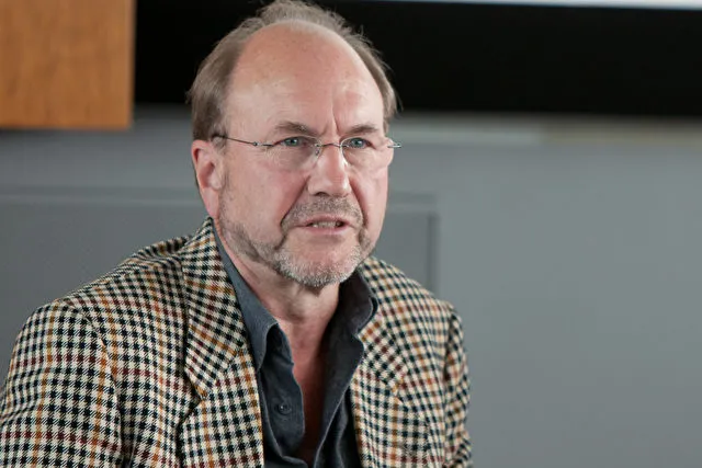 Arne Schwarz aus der Schweiz sprach über die Verwicklung pharmazeutischer Firmen.