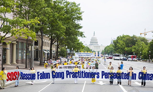 Am 13. Juli 2012: Falun Gong-Praktizierende in einer Parade in Washington, DC.