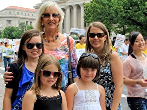 Nancy Broyhill aus Virginia mit Familienmitgliedern: „Demokratie in Aktion.”