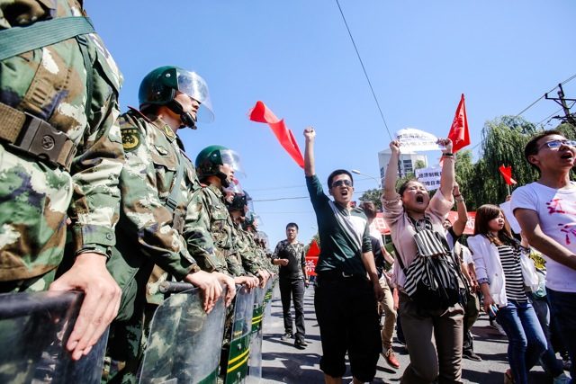 Chinesische Demonstranten veranstalten am 15. September eine anti-japanische Kundgebung vor der japanischen Botschaft in Peking.