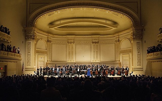 Drei Zugaben vom Shen Yun Symphony Orchestra gab es bei Standing Ovations des Publikums in New Yorks Carnegie Hall am 28. Oktober.