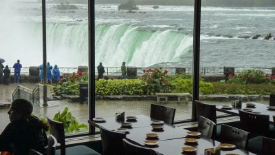 Er saß auf einem Stein im Fluss: Mann überlebt Sturz von Niagarafällen