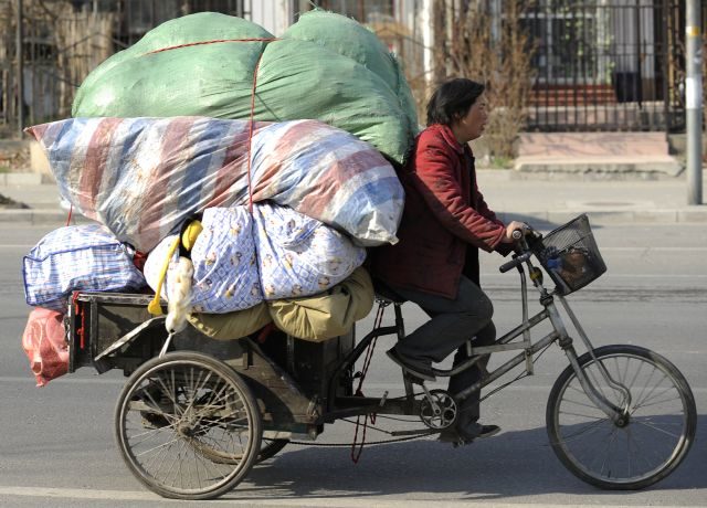 Tapferer Transportunternehmer in Peking.