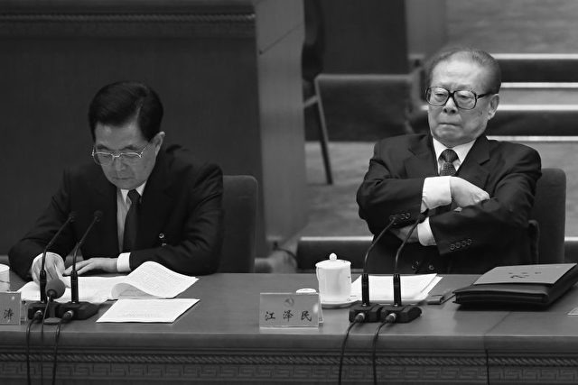 Die Gegner: Hu Jintao, links, und der 86-jährige Jiang Zemin beim 18. Parteitag der KPCh.
