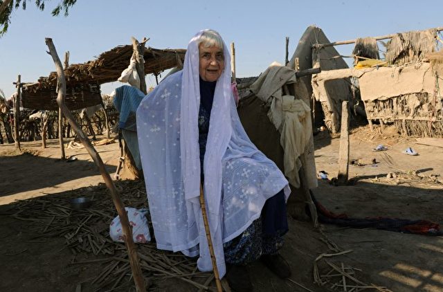 Ruth Pfau besuchte 2010 das von der Flut zerstörte Dorf Begna in Pakistan.