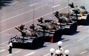 Dieses Bild ging um die Welt, als ein Student sich vor die Panzer stellte auf dem Tiananmenplatz im Juni 1989.