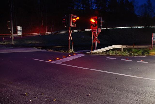 Helle LED-Warnlichter machen unbeschrankte Bahnübergänge sicherer.