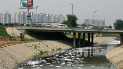 China: Verantwortlicher der Umweltbehörde lehnt gesponsertes Bad im Fluss ab