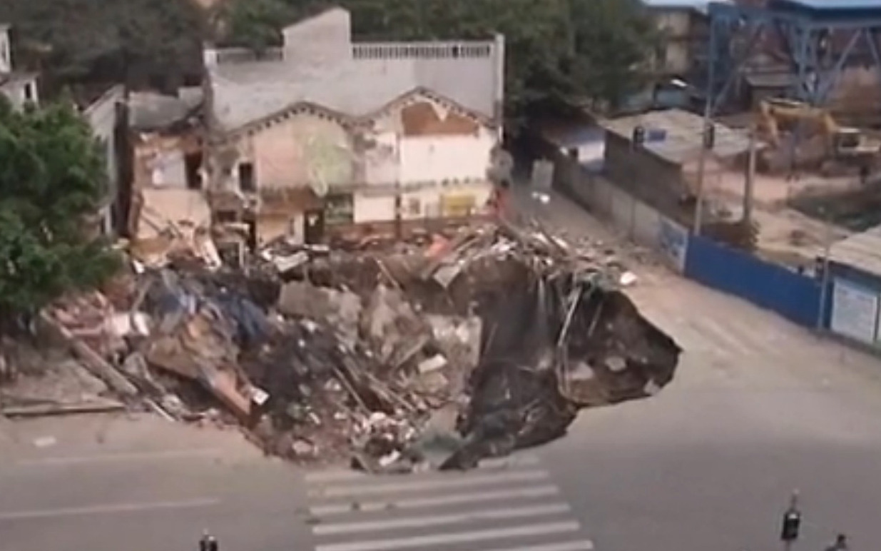 China: Erdloch verschlingt mehrere Häuser in Guangzhou