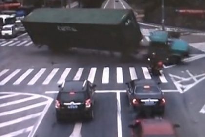 China: Rollerfahrer knapp vor umkippenden Laster entkommen