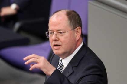 Juli-Chef Becker springt Steinbrück in “Clown”-Debatte bei