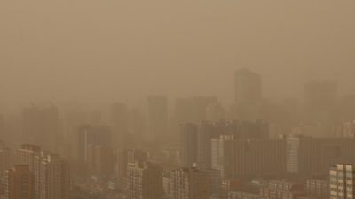 China: Peking im Smog und Sandsturm