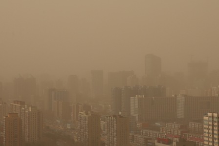 China: Peking im Smog und Sandsturm