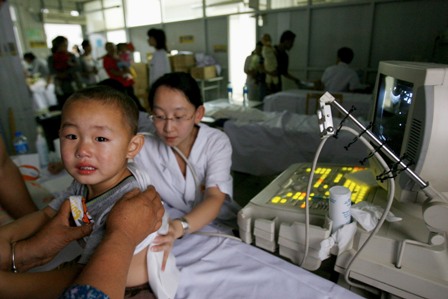 China: verunsicherte Eltern lassen ihre Kinder in Hongkong impfen