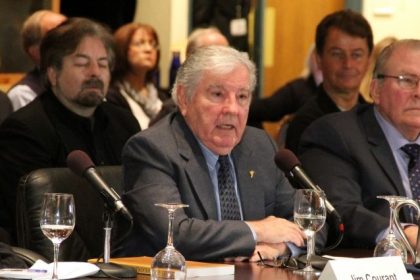 UFOs streunen am Himmel umher