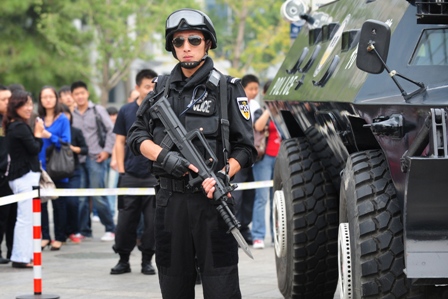 China: Panzer auf der Internationalen Garten Messe in Peking