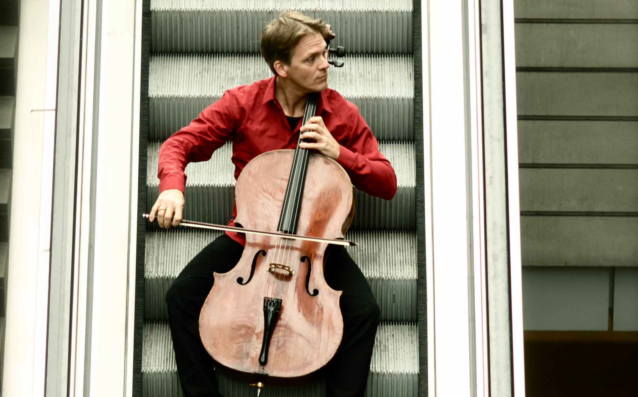 Cellist Alban Gerhardt startet zur Tour „Bach im Bahnhof 2013“