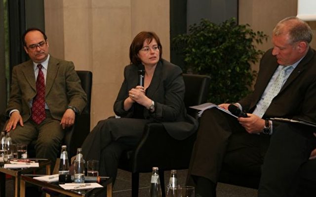 Wenzel Michalski, HRW Deutschland, Marina Schuster MdB und Moderator Moritz Kleine-Brockhoff.