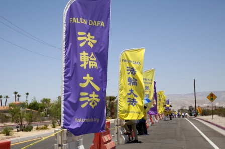 US-Medien berichten über Demonstration von Falun Gong-Praktizierenden