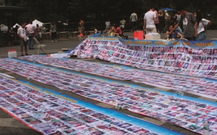 Hunderte Fotos von in China vermissten Kindern wurden in New York ausgestellt