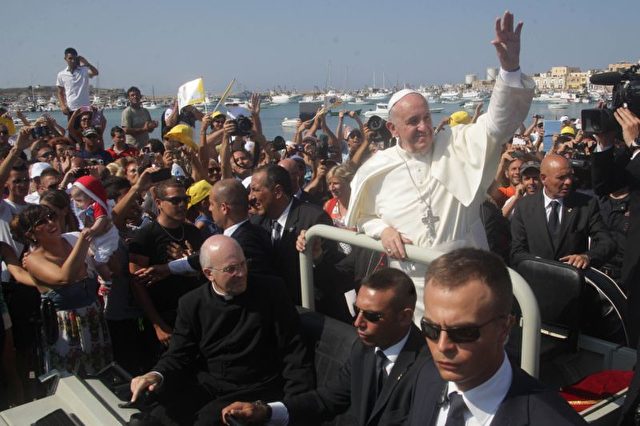 Papst Franziskus inmitten der Immigranten und Bewohner von Lampedusa