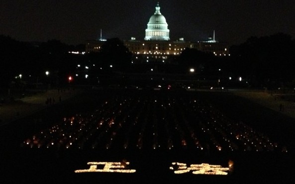 Hunderte Falun Gong-Praktizierende nahmen teil an der Kerzenlichtt-Mahnwache am 18. Juli in Washington, D.C. Zwei riesige Schriftzeichen waren aus Kerzen geformt worden: „zheng fa“ was soviel wie die „Heilung“ bzw. „Erneuerung des Universums“ bedeutet.