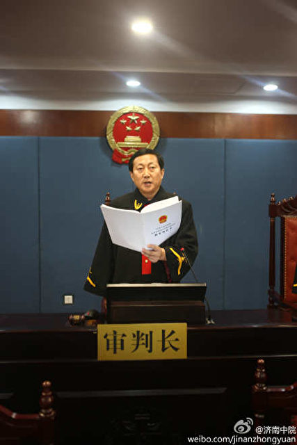 Der Richter verkündet das Urteil gegen Bo Xilai.